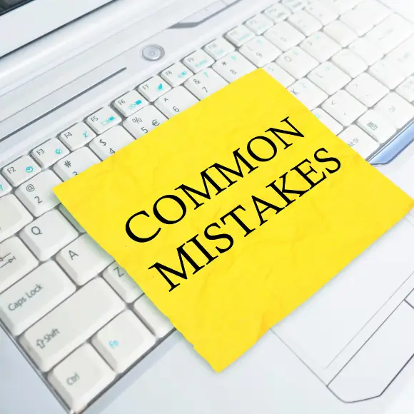 Sticky note on keyboard saying common mistakes